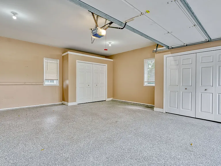 Garage inside w/storage