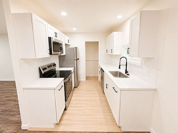 4th image of 11413 E Lexington Ave