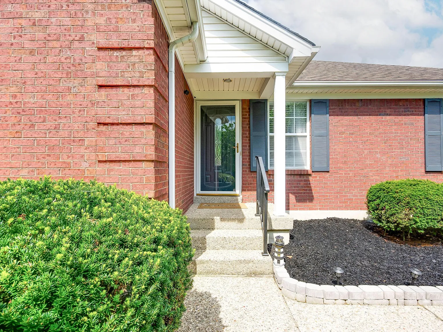 3 bed, 1194 sqft, $2,100 — Photo 3