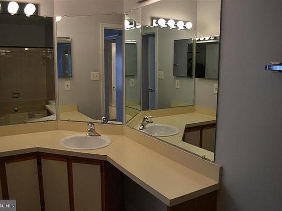 5th image of 6904 Victoria Dr Unit K