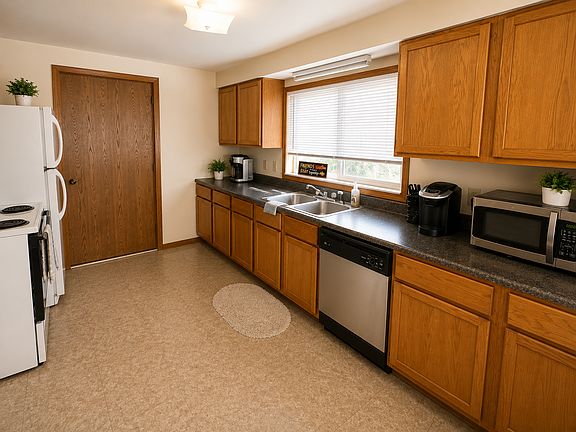 5th image of 1009 W 22nd St #44