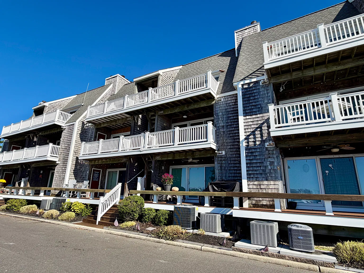 3 bed, 1600 sqft, $3,300 — Photo 1