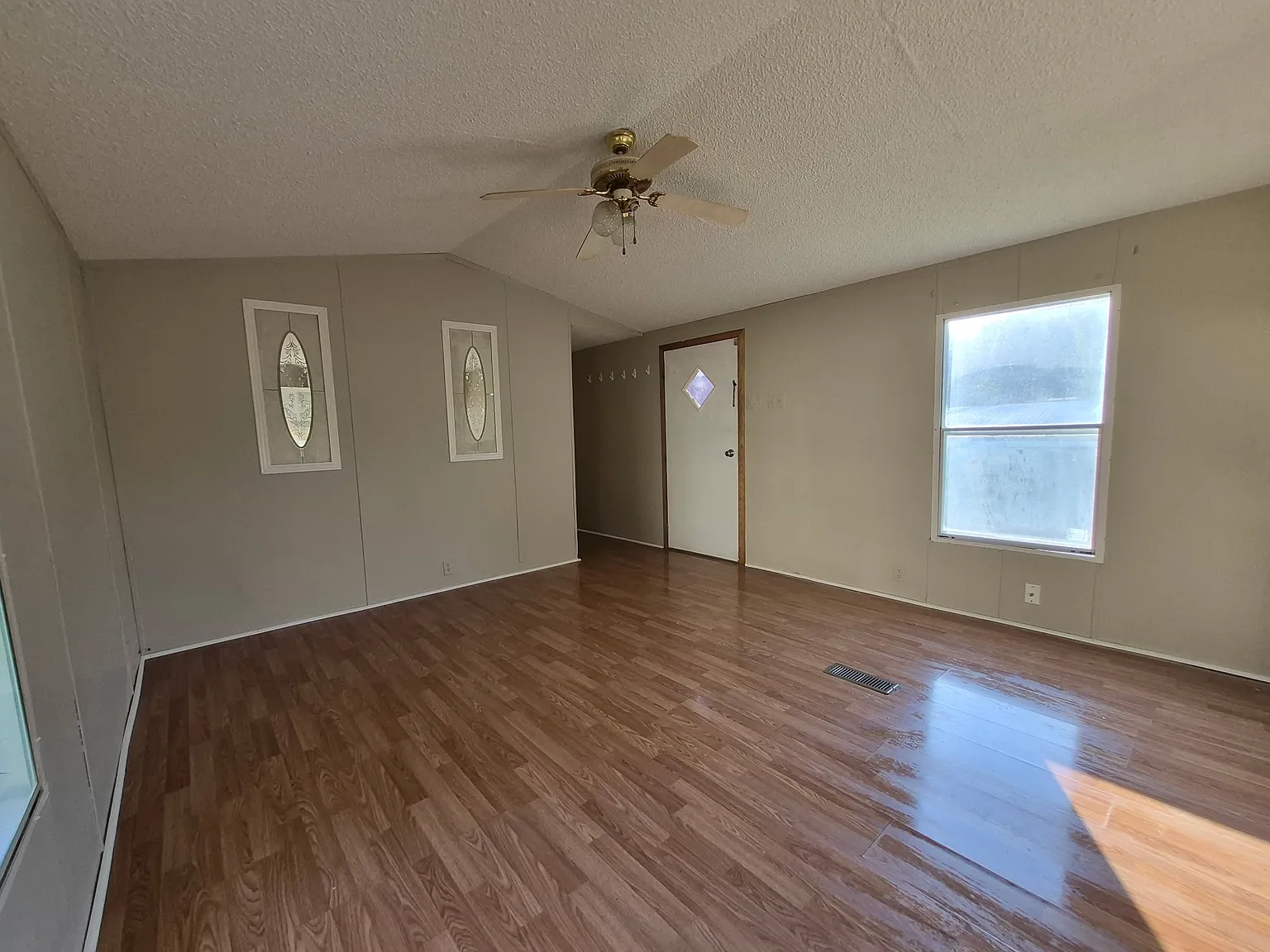 3 bed, $895 — Photo 4