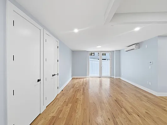Living room, photo 2