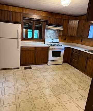 4th image of 15 Academy Ave