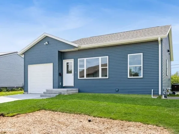 164 Cherry Hill Rd NW, Cedar Rapids, IA 52405