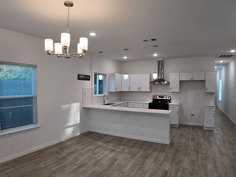 4709 Lee St — Photo 3