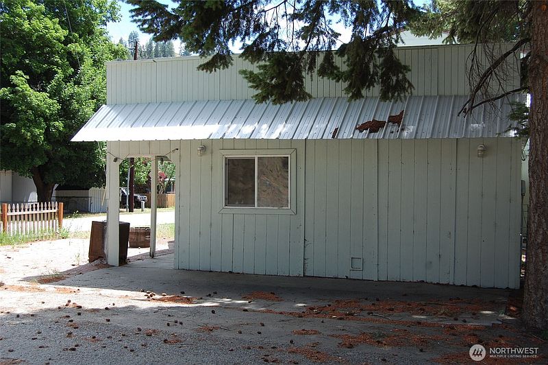 4th image of 117 E Lake Street