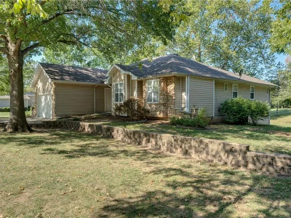 316 Hillcrest Dr, Nevada, MO 64772