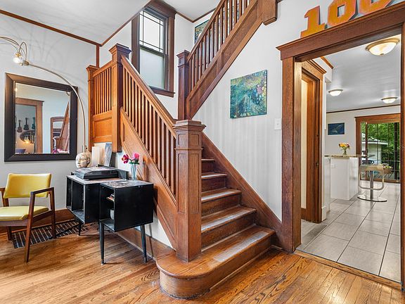 5th image of 3325 Clark St