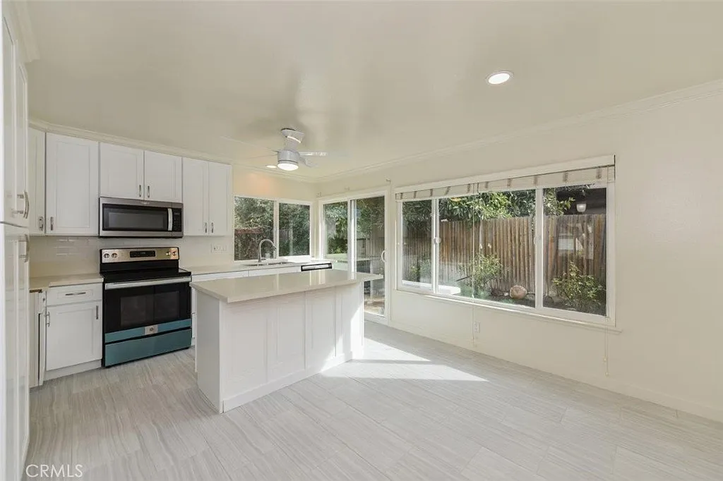 2 bed, 1028 sqft, $4,050 — Photo 2