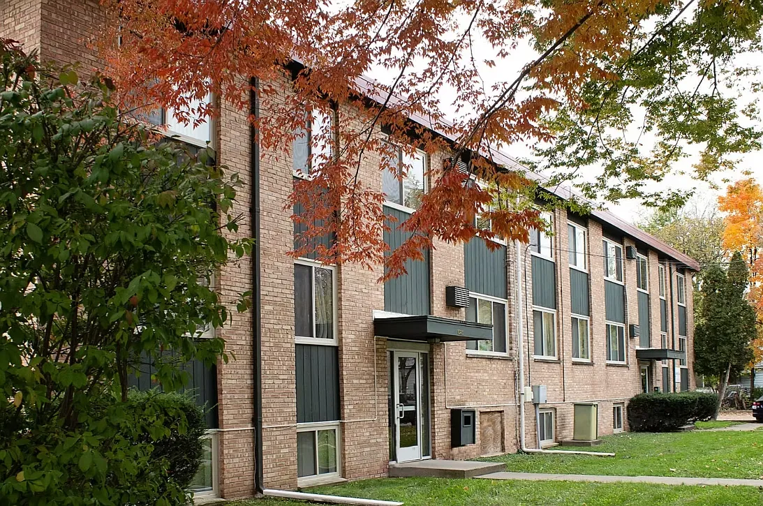 Green Oaks Apartments — Photo 1