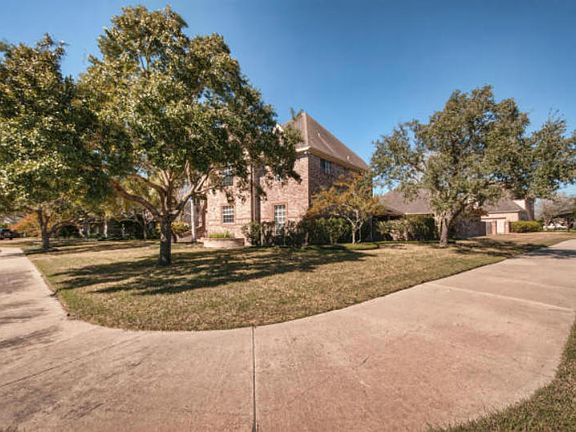 5th image of 8010 Piedrabuena Dr