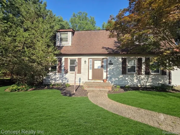 21467 Jewell Ct, Grosse Ile, MI 48138
