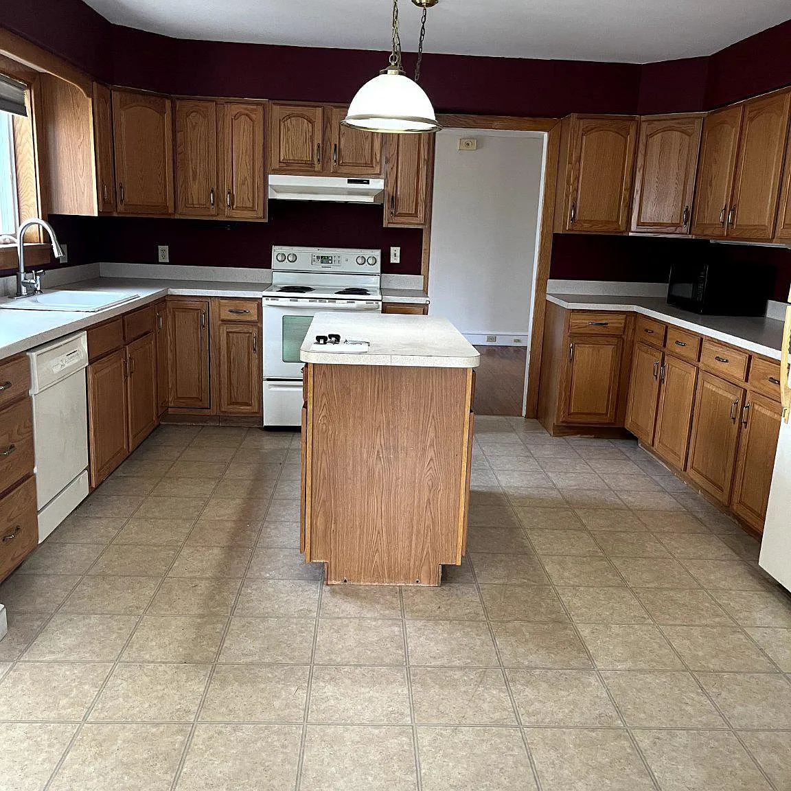 3 bed, 2.0 bath, 2784 sqft, $2,000 — Photo 2