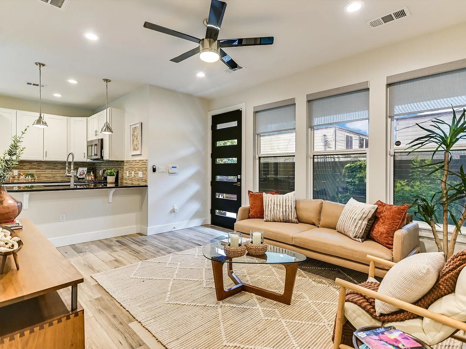 2 bed, 2.0 bath, 936 sqft, $2,400 — Photo 2