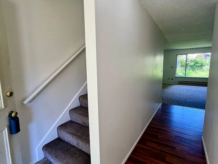 6102 Glen Mary Ln SE — Photo 3