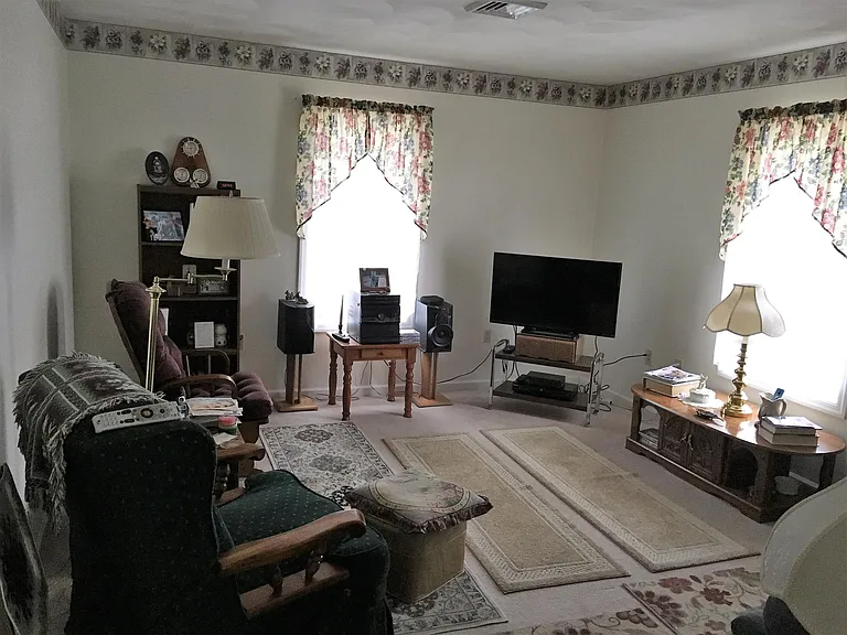 2105 Riverside Dr — Photo 1