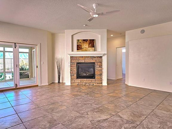 5th image of 704 Desert Marigold Ct