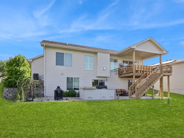 8707 Long Meadow Dr, Johnston, IA 50131
