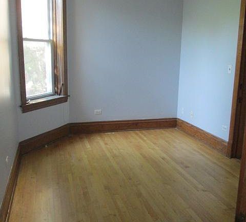 4th image of 2137 W Berteau Ave #2E