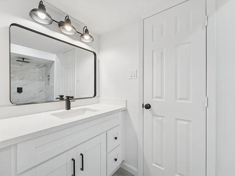 5411 Logston Ln — Photo 22