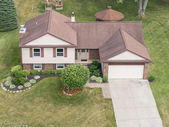 1306 Bishops Ter, Wixom, MI 48393
