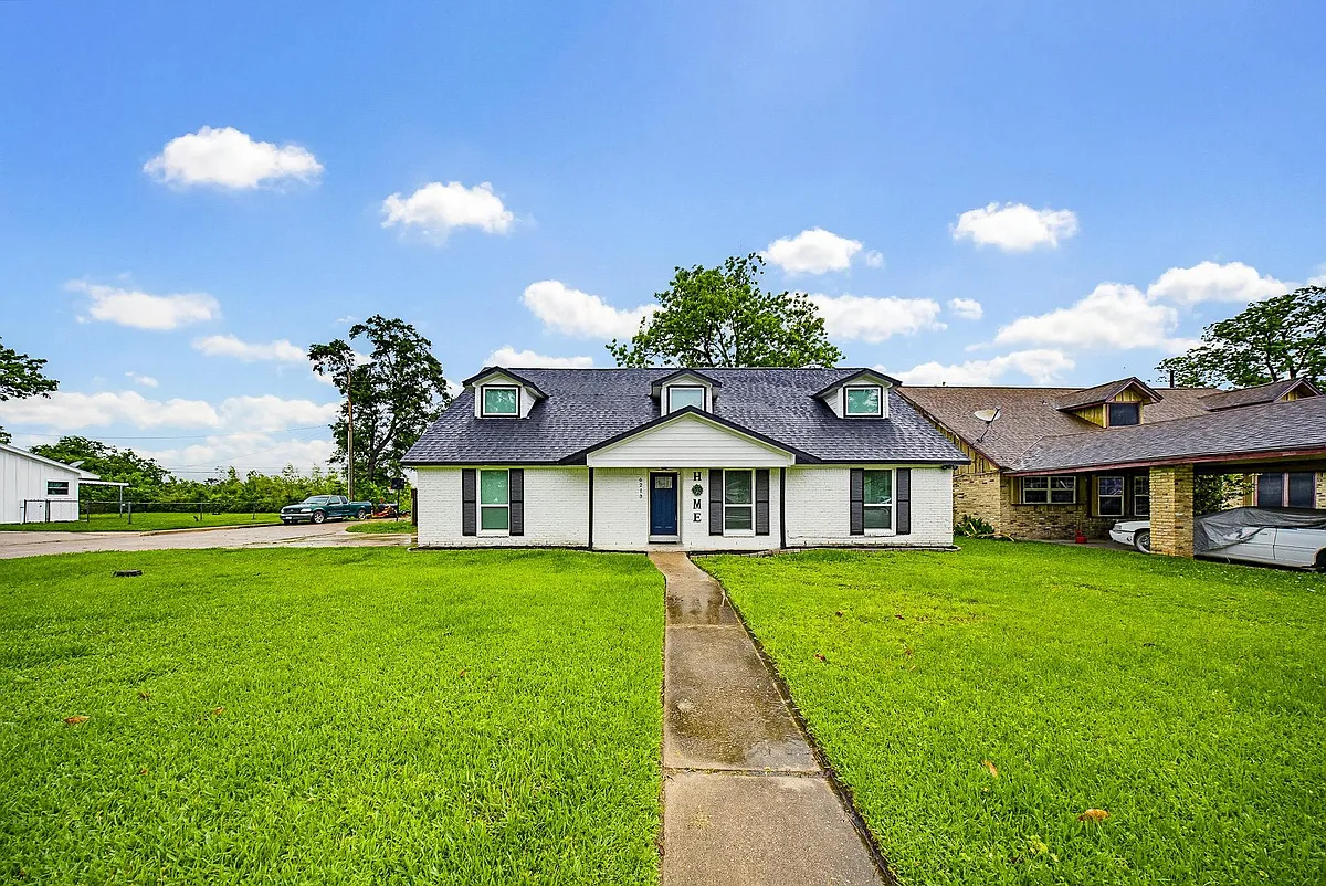 Building Photo - 6215 Great Oaks Dr