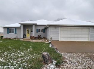 108 Trails End Rd, Dunfermline, IL 61524