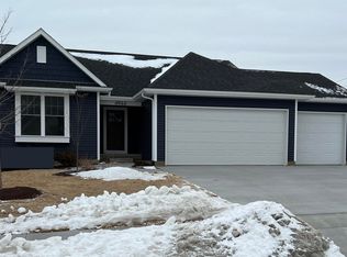 4944 Lakeside Dr, Bettendorf, IA 52722