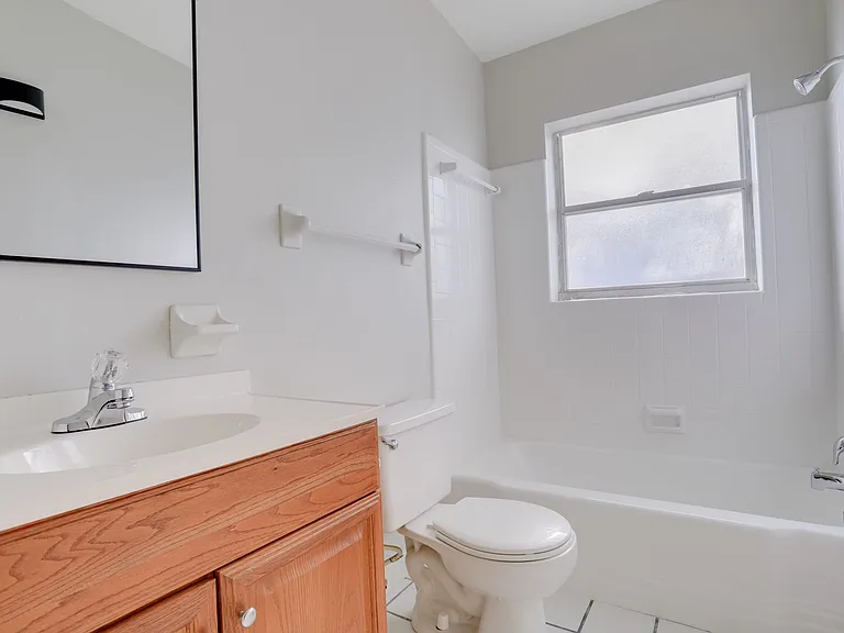 434 E Esther St — Photo 14