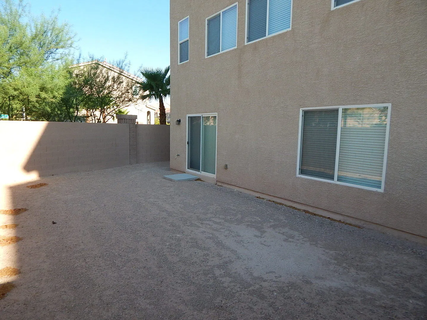 Large 3 story home with 4 bedrooms, 3.5 bathrooms and attached 2 car garage. — Photo 4