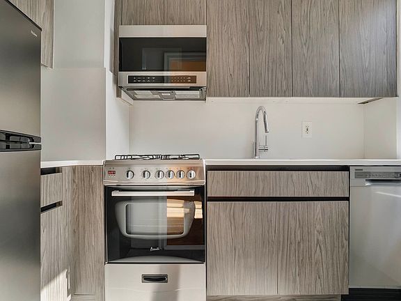 3rd image of 161 W 16th St APT 12G