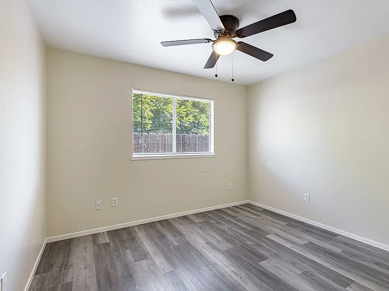 1229 W Roseburg Ave — Photo 10