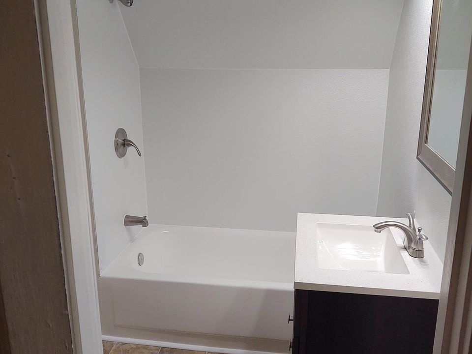 2nd image of 122 Bank St APT 2