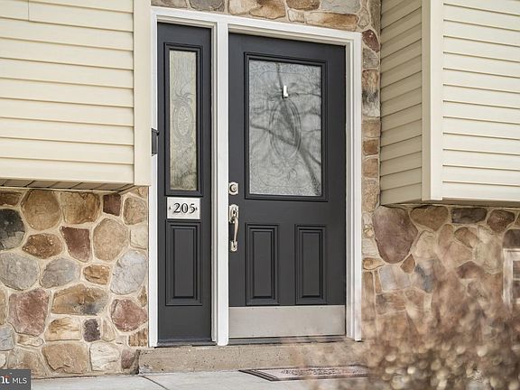 3rd image of 205 Hickory Ln