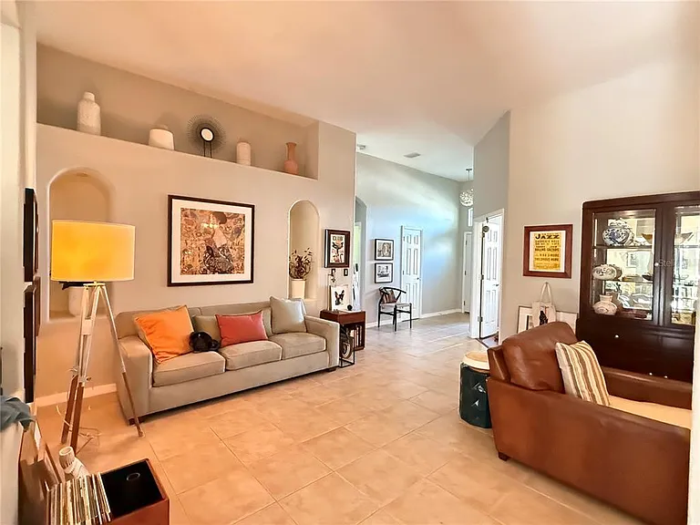 10703 Banfield Dr — Photo 4