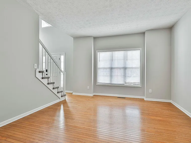 105 Edgemoore Ln — Photo 14