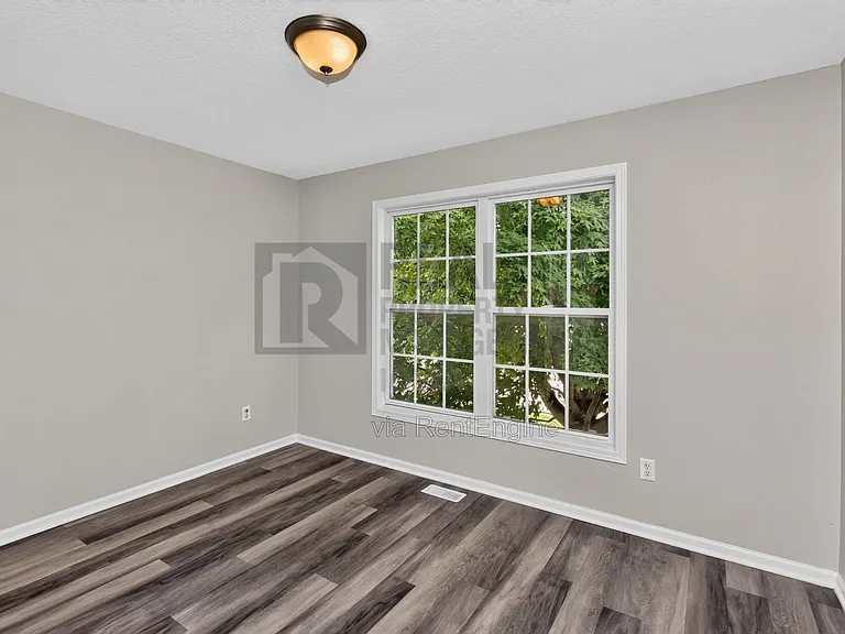 1229 E 18th St — Photo 15