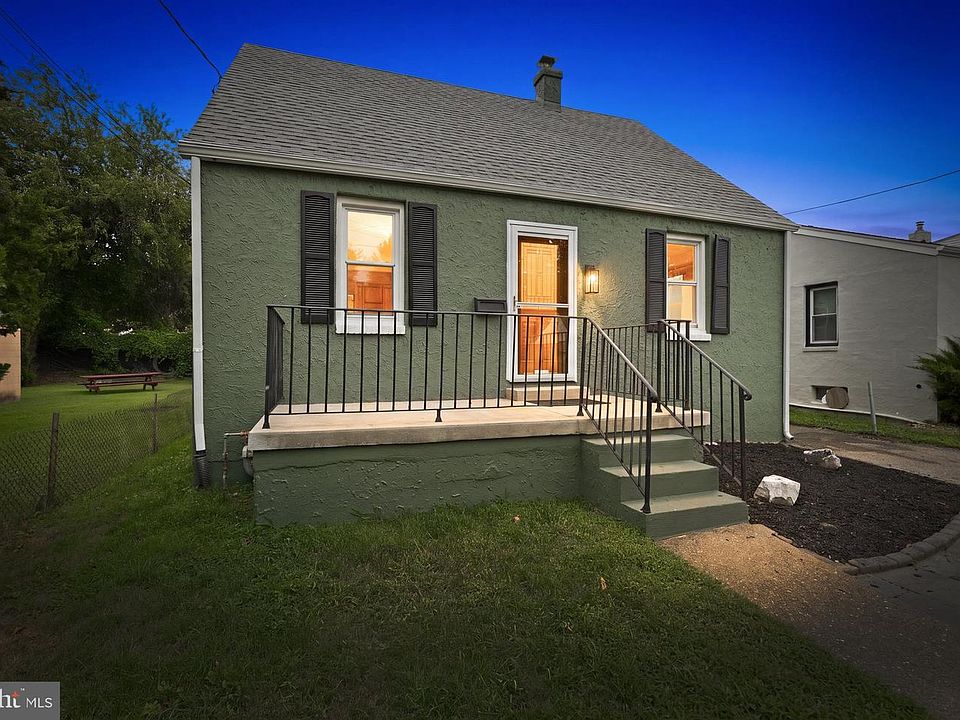 1st image of 302 3rd St