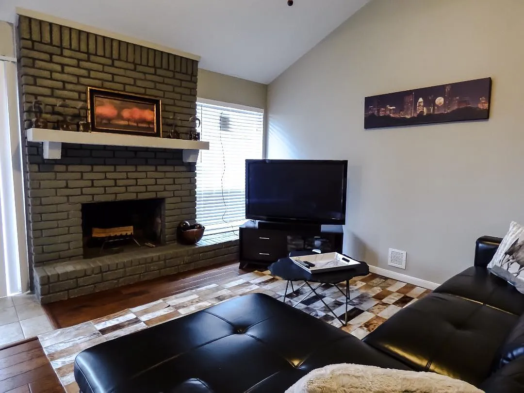 1102 Echo Ln — Photo 2