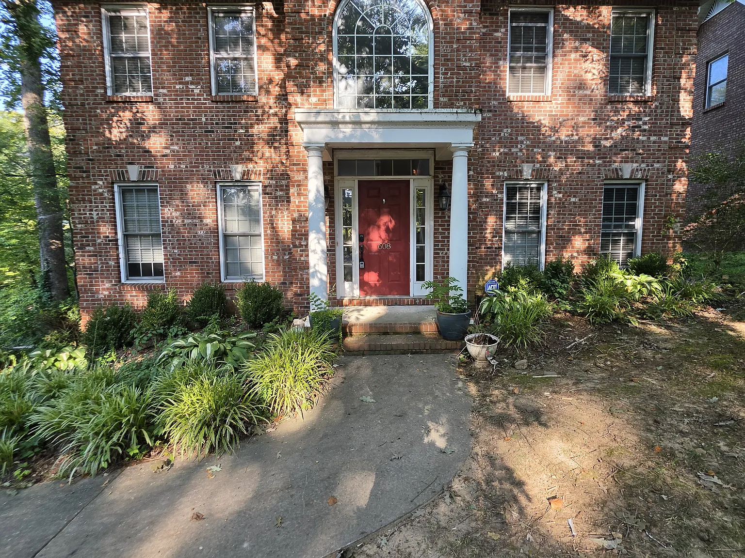5 bed, 3352 sqft, $2,850 — Photo 2