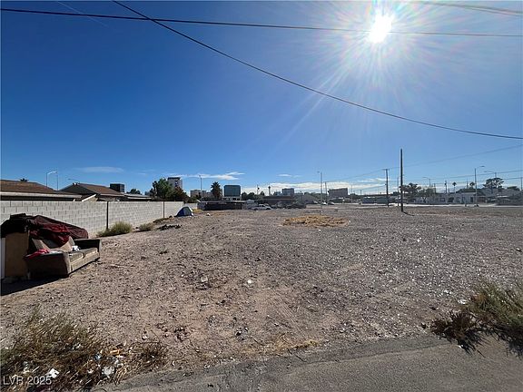 5th image of 512 W Adams Ave