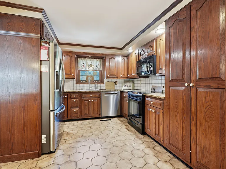244 Federal City Rd — Photo 8