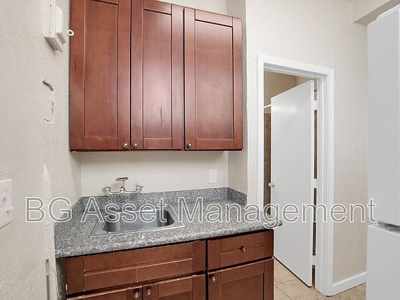 5th image of 916 Marin St #A