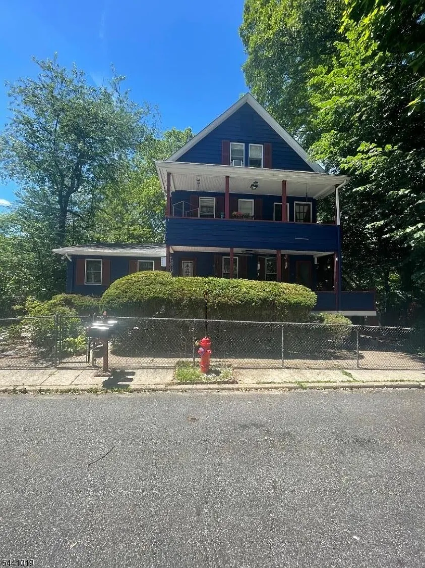 3 bed, 1.0 bath, 1099 sqft, $2,800 — Photo 1