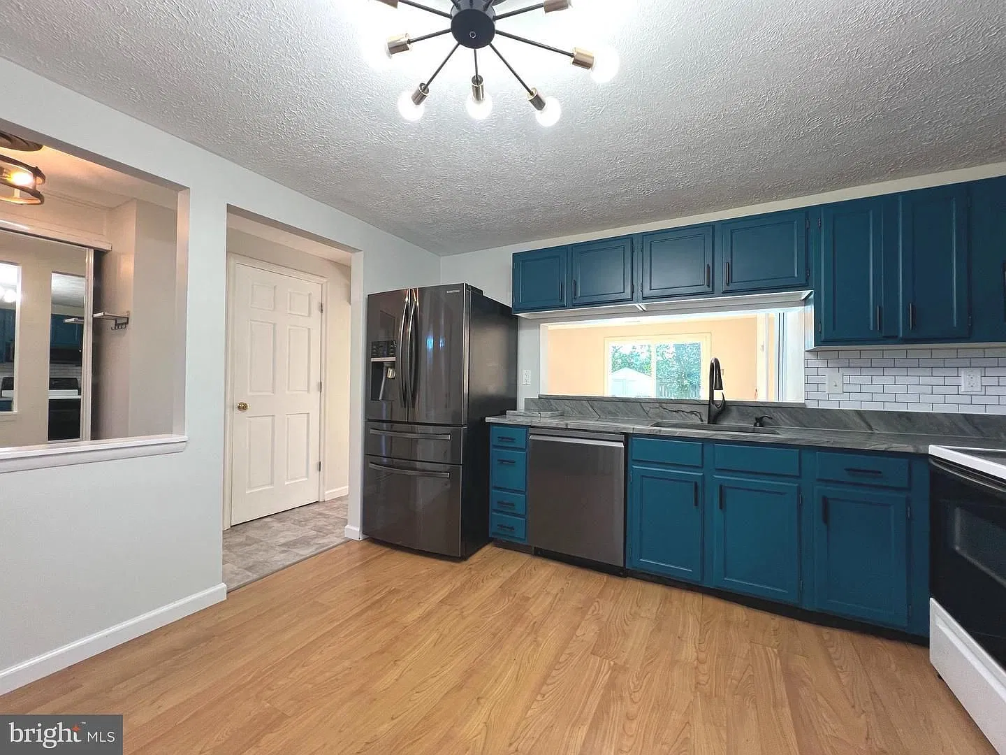 Welcome to this chic 3 bedroom end of group townhome in Queen Anne Village. — Photo 4