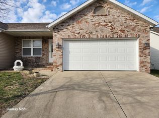 15 Auburn Ct, Highland, IL 62249