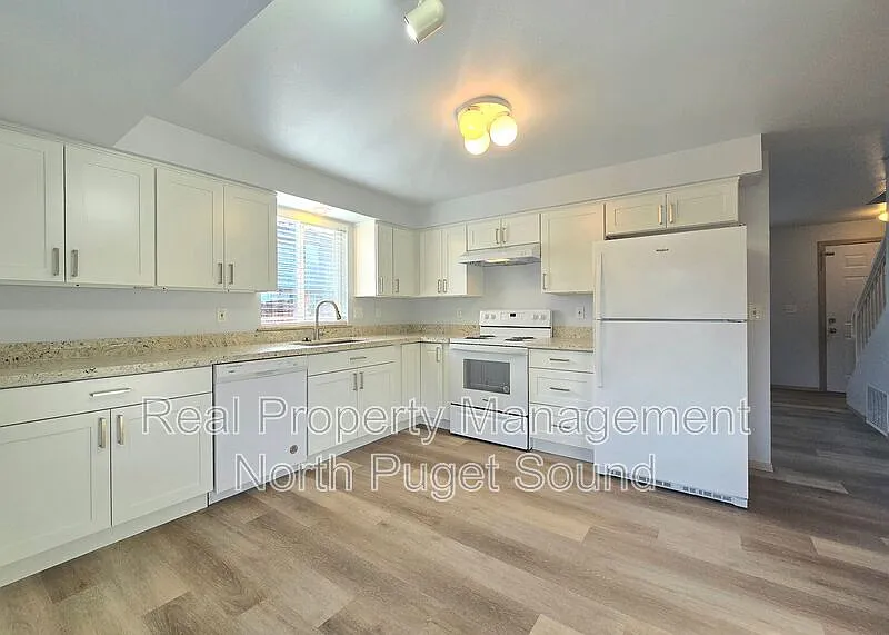 3 bed, 1.5 bath, 1120 sqft, $2,295 — Photo 3