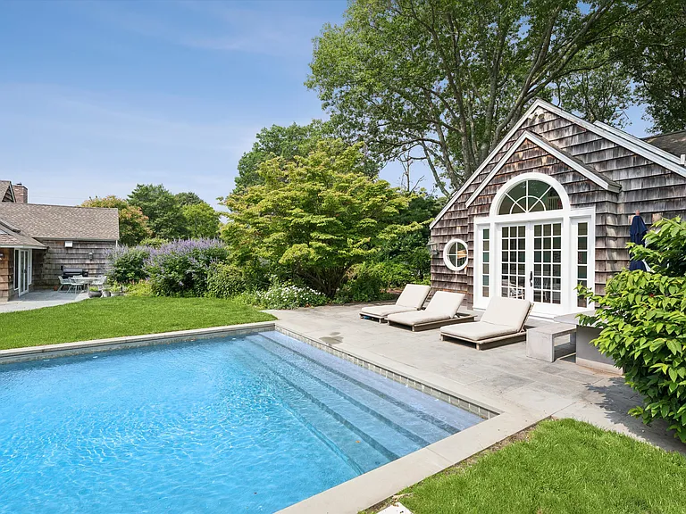 20 Quogue St — Photo 24